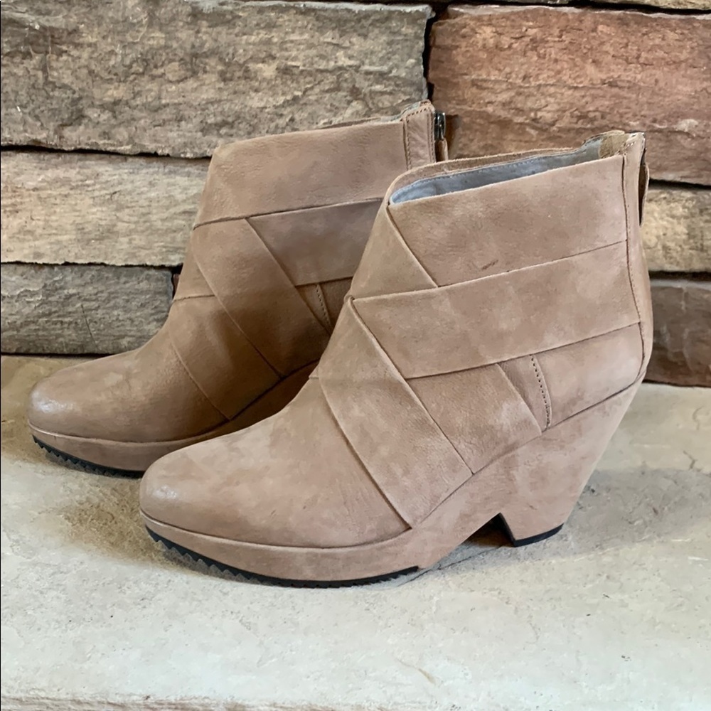 Eileen Fisher sz 7.5 taupe suede chunky heeled booties